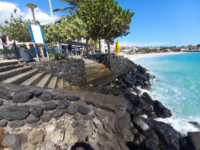 Parvis, esplanade des Roches Noires