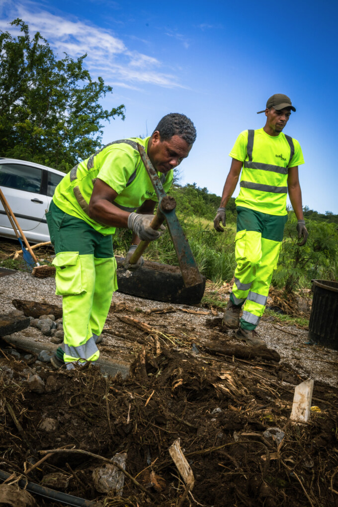 Depuis la levée de l’alerte rouge samedi dernier, les agents de la Ville de Saint-Paul restent pleinement mobilisés sur tout le territoire pour aller vers et soutenir les Saint-Pauloises et Saint-Paulois les plus touché·es par le passage du cyclone GARANCE comme ici rue du Fond Générèse.